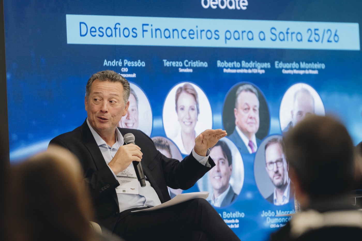 Debate com convidados no Café com Debate