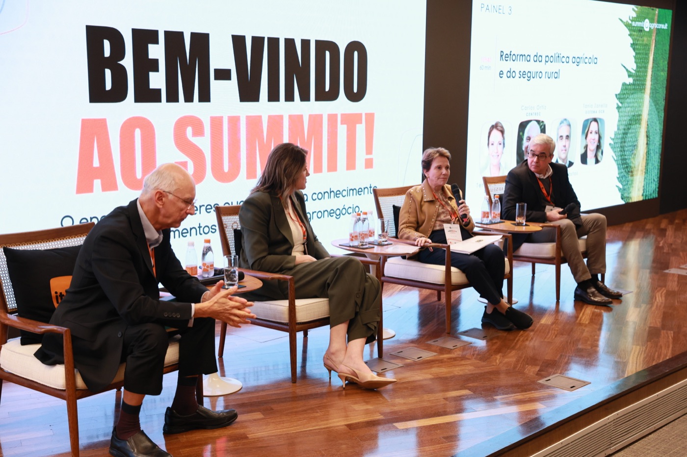 Painel de debate no Summit Agroconsult 2026