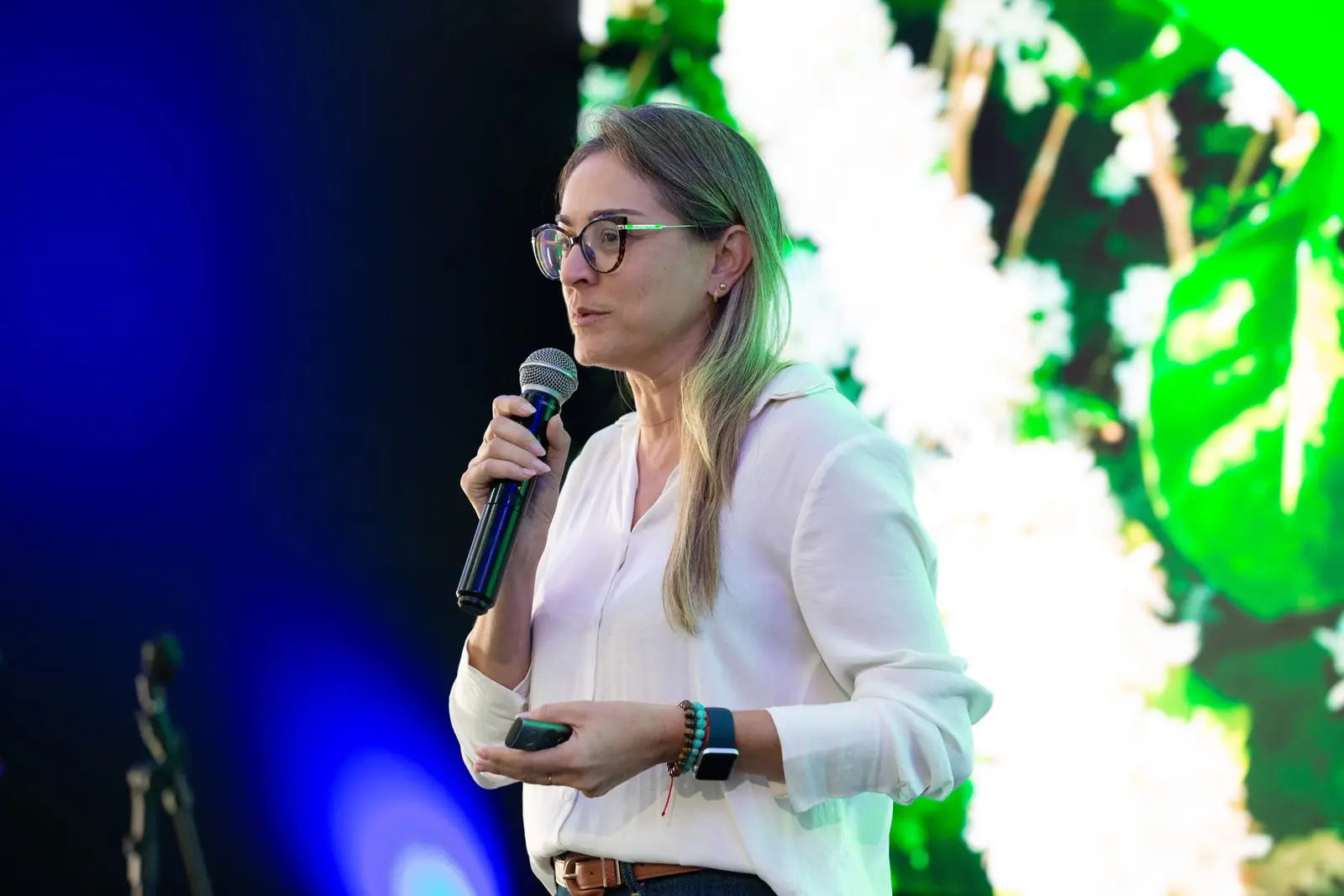 Analista da Agroconsult com microfone em palco