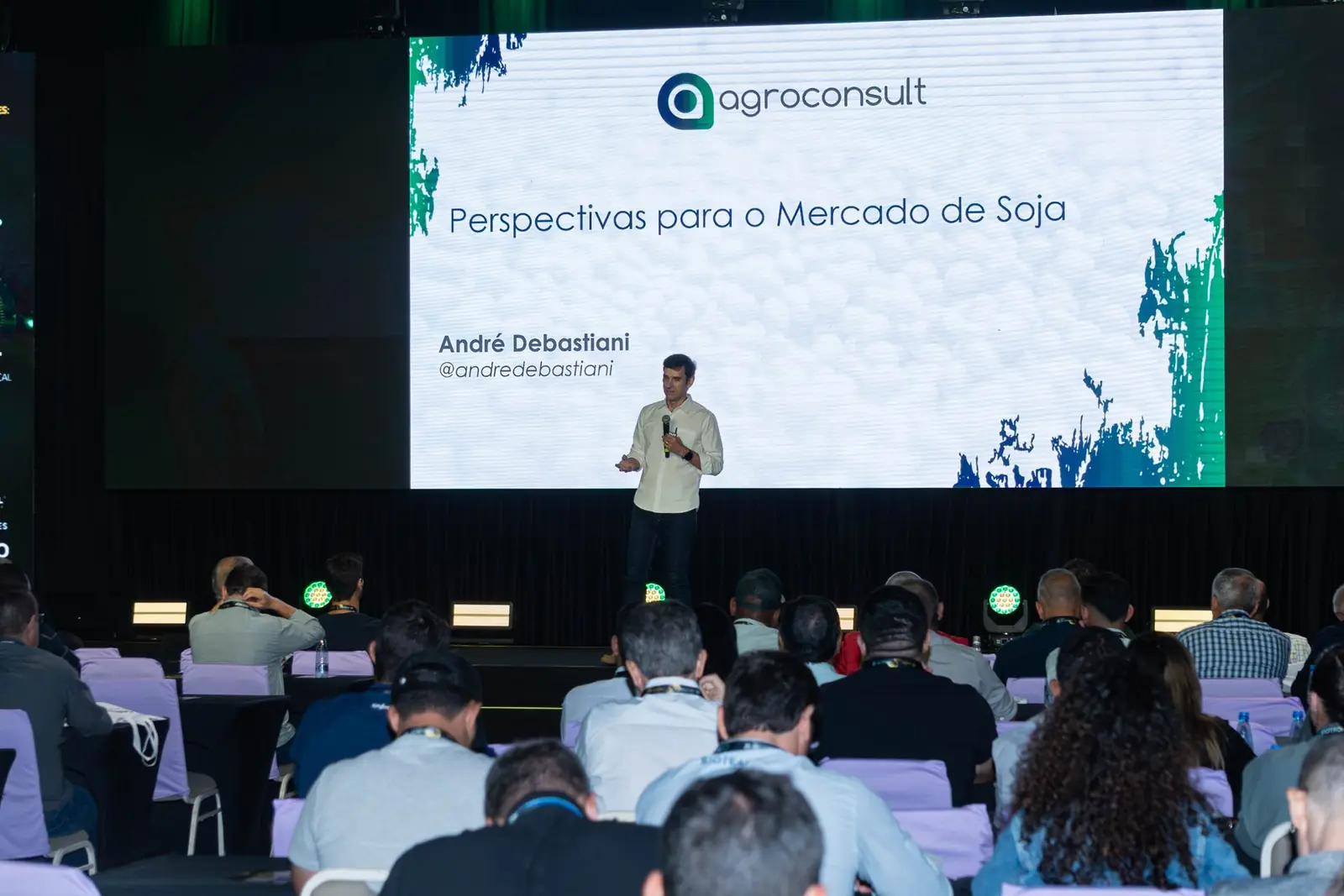 Auditório com plateia diante da tela de apresentação da Agroconsult