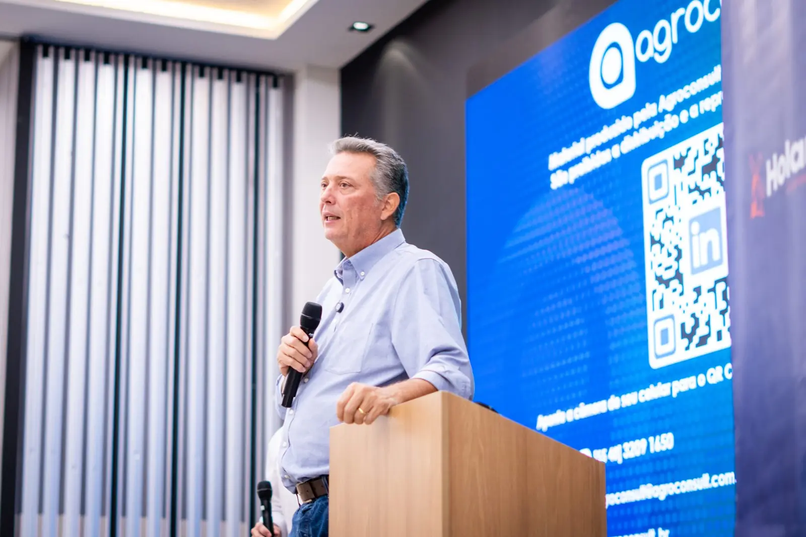 André Pessôa palestrando em evento corporativo