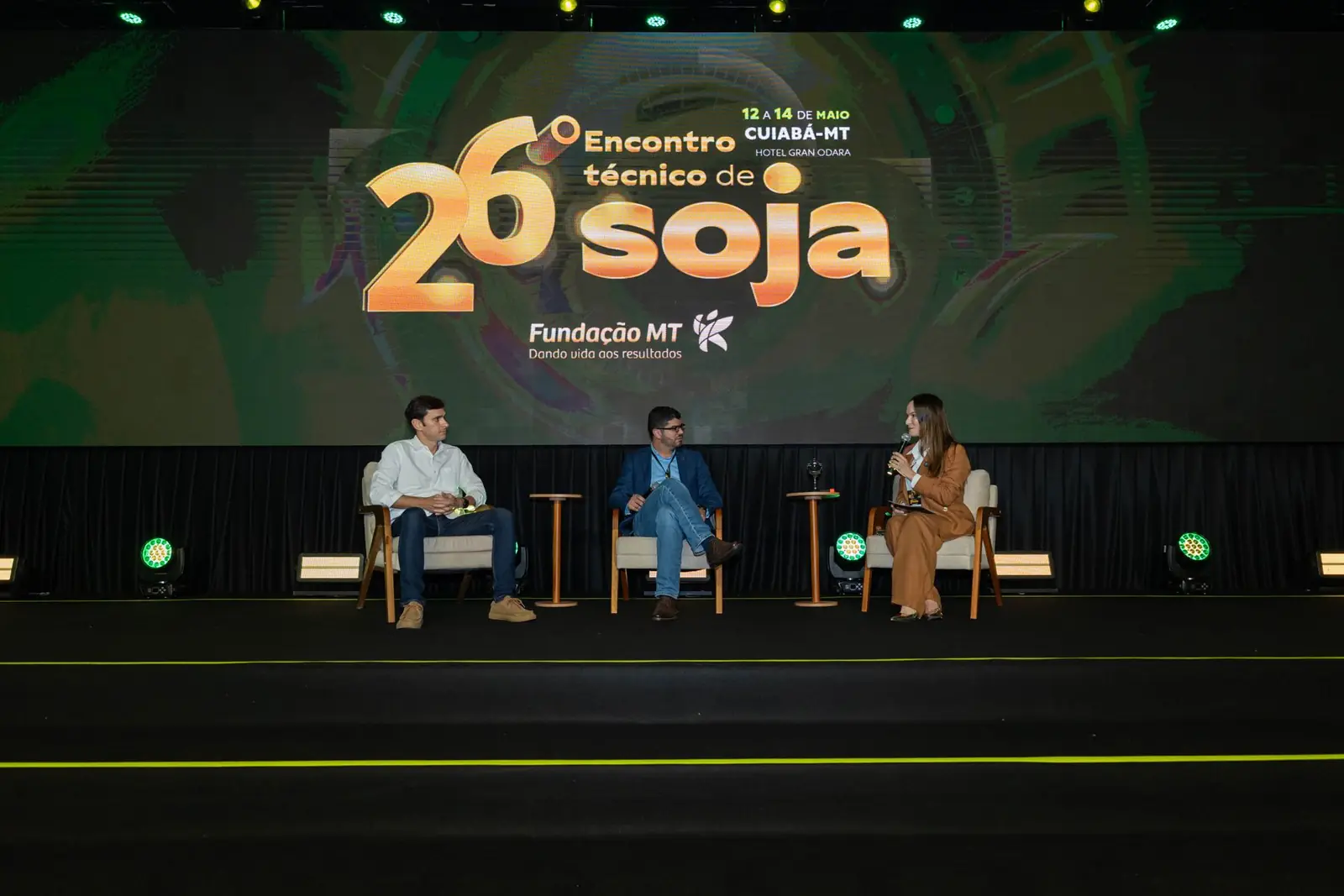 Painel em encontro técnico com três debatedores