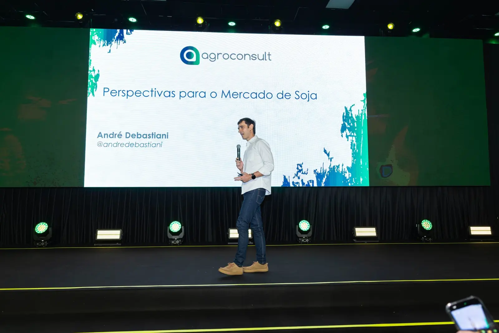 Palestrante da Agroconsult em palco com iluminação verde