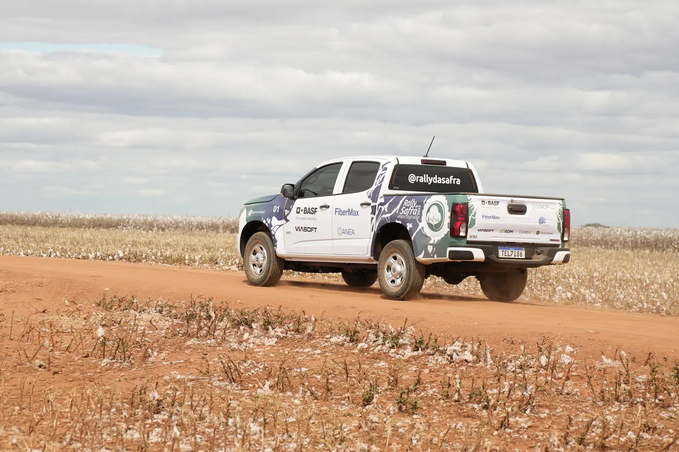 Caminhonete do Rally da Safra em lavoura de algodão