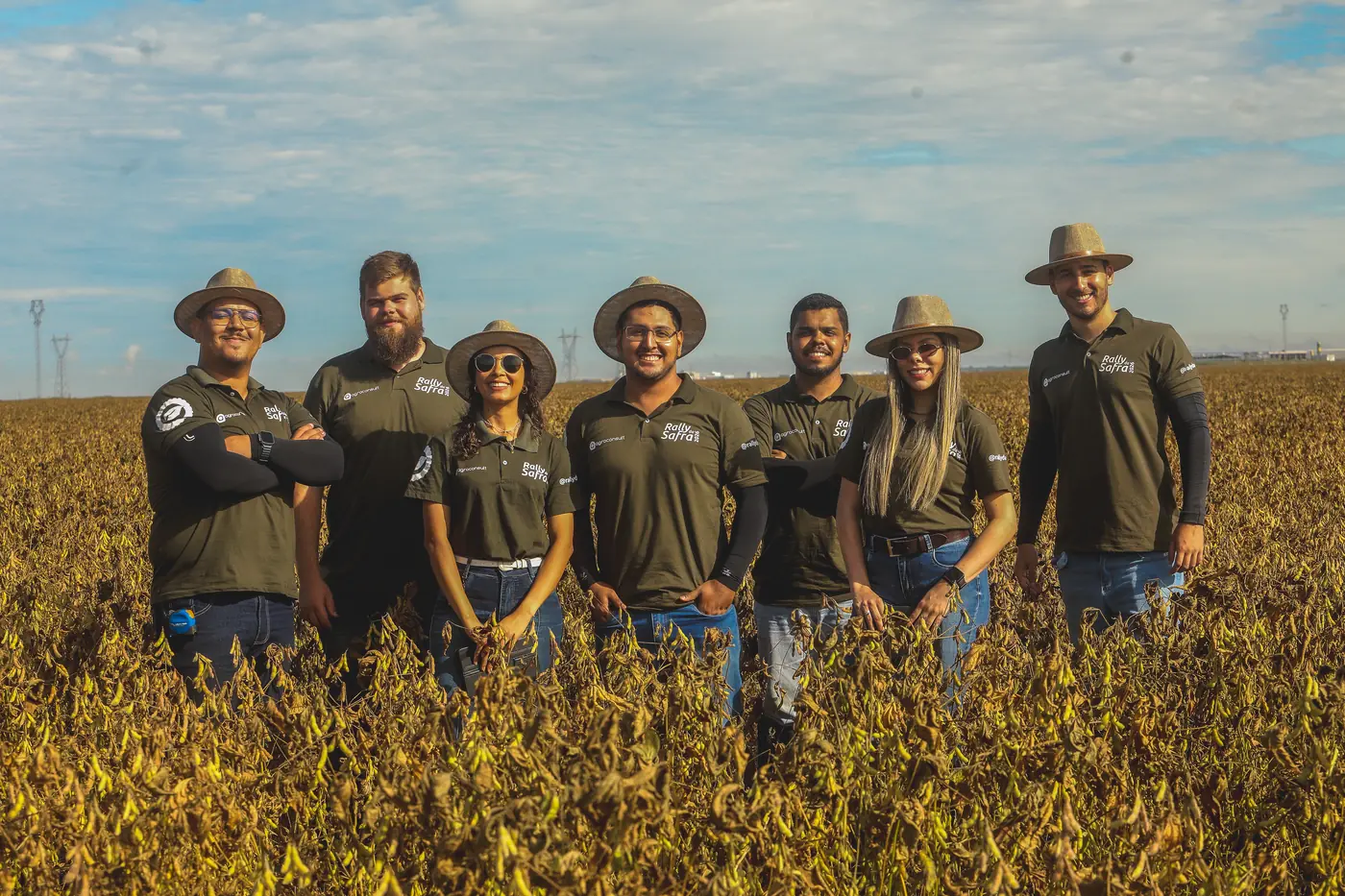 Equipe do Rally da Safra em lavoura de soja